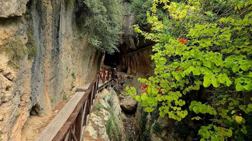 Roma’nın İzleri Hatay’da: Titus Tüneli ve Kaya Mezarları Büyülüyor! 5